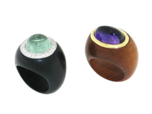 Ebenholzring mit Smaragd Cabochon und Brillanten in 750 Weißgold- Redwoodring mit Amethyst in 750 Gelbgold