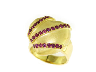 Herzring mit Rubinen in 750 Gelbgold