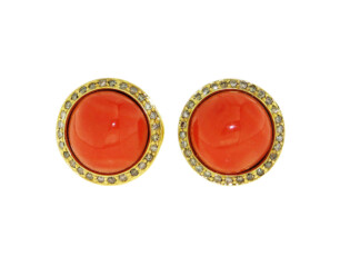 Naturfarbene Korallen Buttons mit Cognacfarbenen Brillanten in 750 Gelbgold