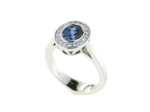 Safir mit Diamanten in 750 Weißgold