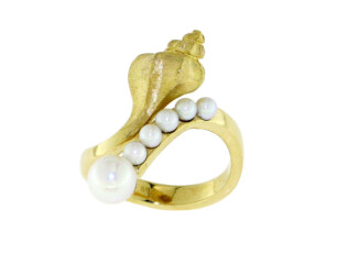 Schneckenring mit Akoyaperlen in 750 Gelbgold