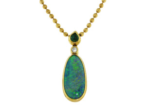Schwarzopal mit Smaragd Cabochon und Brillant in 750 Gelbgold